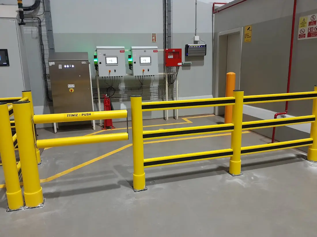 Portillon piéton à fermeture automatique en sortie d’allée