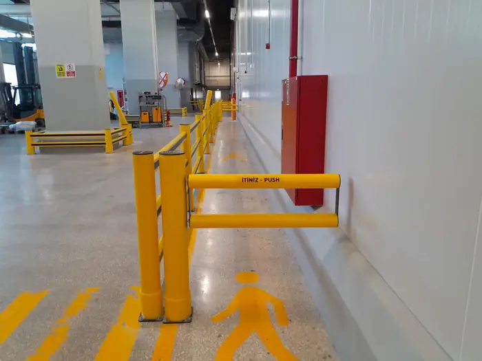 Portillon piéton intégré à une barrière de couloir