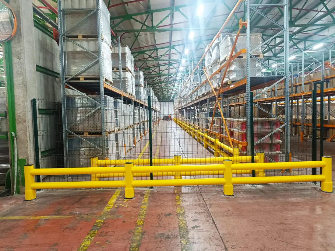 Barrières d’extrémité Zeta en tête de travée dans une allée de stockage
